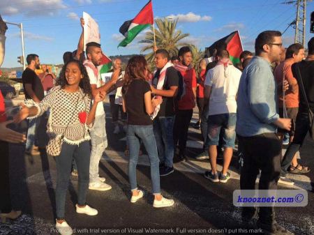 متظاهرون يغلقون شارع وادي عارة تضامنا مع الاسير بلال كايد
